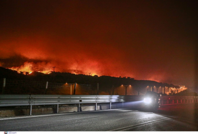 Φωτιά - Κρυονέρι: Εφιαλτική νύχτα, οι φλόγες πέρασαν την Εθνική Οδό - Ποιες περιοχές απειλούνται (εικόνες, βίντεο)