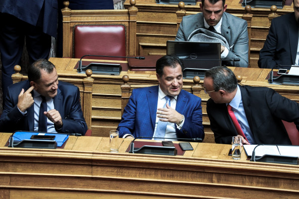 Πειθαρχικές ποινές στους δημοσίους υπαλλήλους που κρατούν στα συρτάρια τους, επενδύσεις