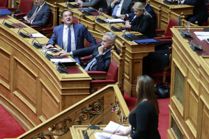 «Αρένα» η Βουλή με Γεωργιάδη-Ζωή: «Ποια η σχέση σου με τον Πούτιν;» - «Είσαι αρνητής του Ολοκαυτώματος»