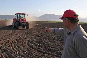 Αύξηση στις αγροτικές εισφορές, ενώ οι μισοί αγρότες ήδη δεν πληρώνουν