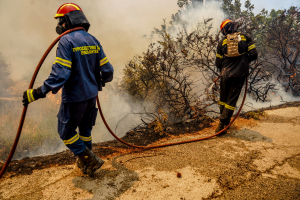 Φωτιά στη Λέσβο: Μάχη με τις αναζωπυρώσεις στη Μυτιλήνη (βίντεο)