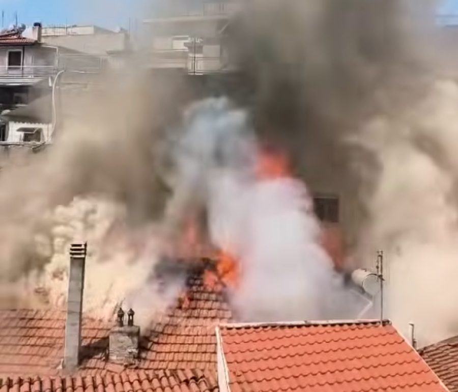 Κοζάνη: Η στιγμή που ξεσπάει φωτιά σε στέγη στο κέντρο της πόλης (Βίντεο)