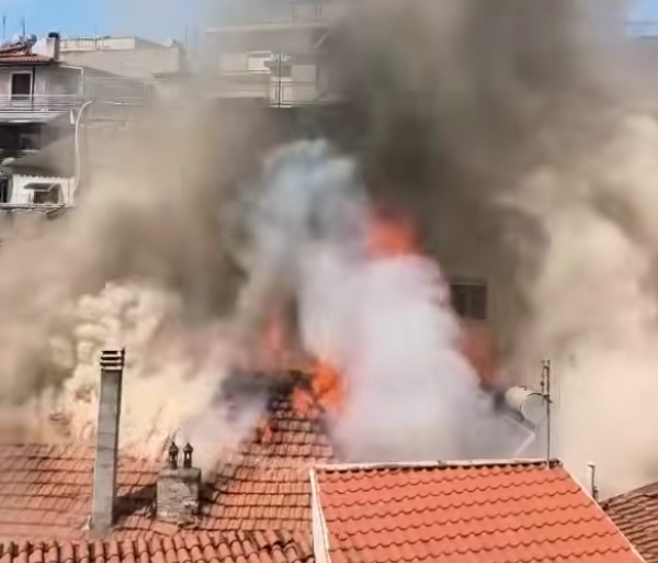 Κοζάνη: Η στιγμή που ξεσπάει φωτιά σε στέγη στο κέντρο της πόλης (Βίντεο)