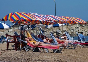 Τροπολογία παρατείνει τα «προνόμια» των ξενοδοχείων στην παραχώρηση αιγιαλού