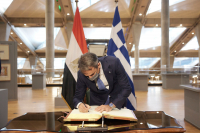 Θερμό καλωσόρισμα σε Μητσοτάκη από τους ομογενείς στο Ελληνικό Τετράγωνο του Shatby, στην Αλεξάνδρεια (εικόνες)