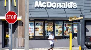 Συλλογική αγωγή 700 εργαζομένων στη McDonald's - Ομοφοβία, ρατσισμός, σεξουαλική παρενόχληση