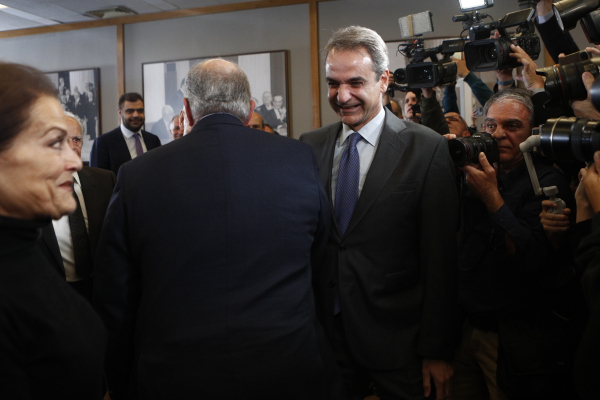 Η «παγωμένη» χειραψία Καραμανλή - Μητσοτάκη