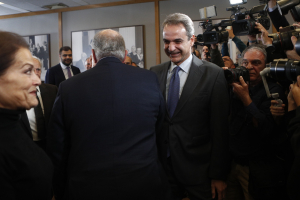 Η «παγωμένη» χειραψία Καραμανλή - Μητσοτάκη