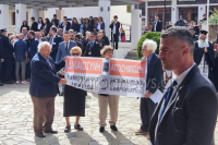 «Δεν θέλω να πιάσω το χέρι του σφαγέα»: Δικαιοσύνη ζήτησαν οι Κρητικοί από τον Στάινμάγερ