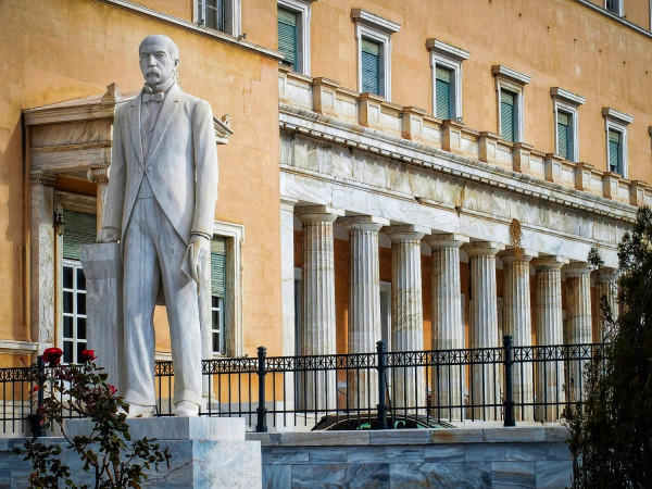 Έκθεση Γραφείου Προϋπολογισμού Βουλής: Σε θετική κατεύθυνση η οικονομία