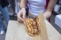 Τσικνοπέμπτη 2025 στα σχολεία: Με σουβλάκια αλλά και απουσίες το τσίκνισμα