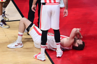 Ολυμπιακός - Παναθηναϊκός: Αποχώρησε κουτσαίνοντας ο Σάσα Βεζένκοφ, βλέπει το παιχνίδι από τον πάγκο