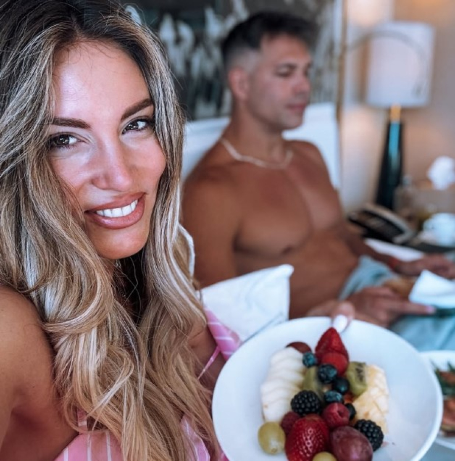 Οικονομάκου - Τσερέλα: Το πρωινό που απόλαυσαν στο κρεβάτι τους στη Βαρκελώνη