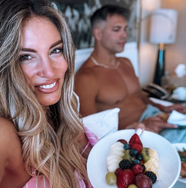 Οικονομάκου - Τσερέλα: Το πρωινό που απόλαυσαν στο κρεβάτι τους στη Βαρκελώνη