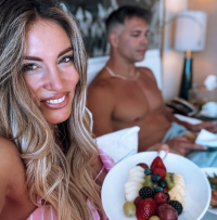 Οικονομάκου - Τσερέλα: Το πρωινό που απόλαυσαν στο κρεβάτι τους στη Βαρκελώνη