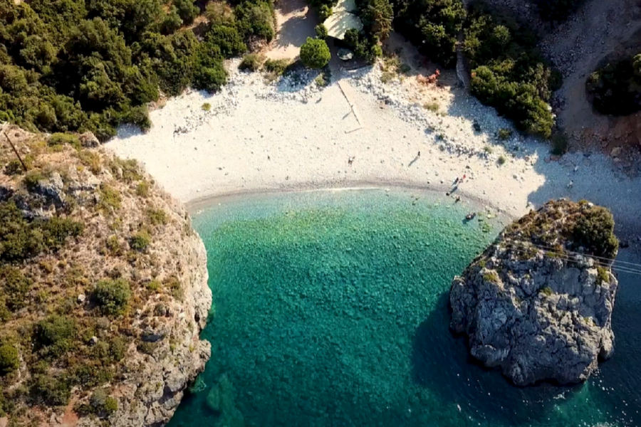 Η αόρατη παραλία της Πελοποννήσου που κρύβεται πίσω από ένα βράχο