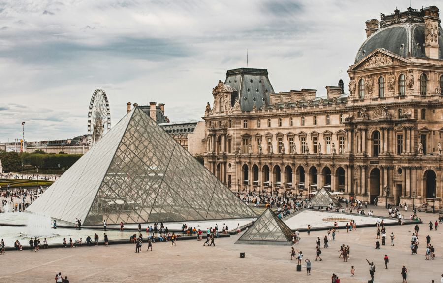 Λούβρο: Η κίνηση του μουσείου λίγο μετά τη ληστεία - Τι έκανε ορισμένα από τα πιο πολύτιμα κοσμήματά του