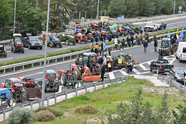 «Ναι» στον διάλογο με την κυβέρνηση λένε οι αγρότες, δεν φεύγουν από τα μπλόκα - «Ούτε βήμα πίσω» στα αιτήματά τους