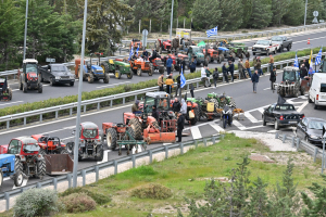 «Ναι» στον διάλογο με την κυβέρνηση λένε οι αγρότες, δεν φεύγουν από τα μπλόκα - «Ούτε βήμα πίσω» στα αιτήματά τους