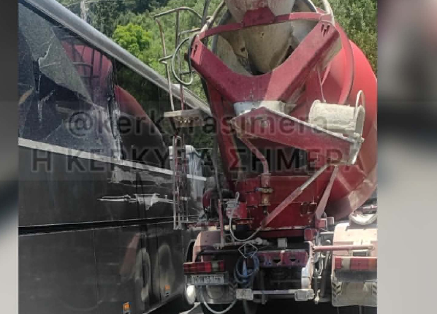 Κέρκυρα: Τουριστικό λεωφορείο συγκρούστηκε με μπετονιέρα