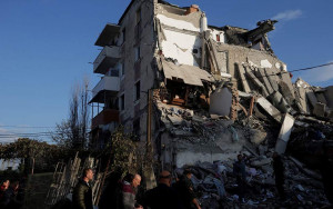 Σεισμός στην Αλβανία: «Γιατί δεν πήρε κι εμένα ο Θεός;» - Σπαρακτικός θρήνος 73χρονου που έχασε γυναίκα και εγγόνι