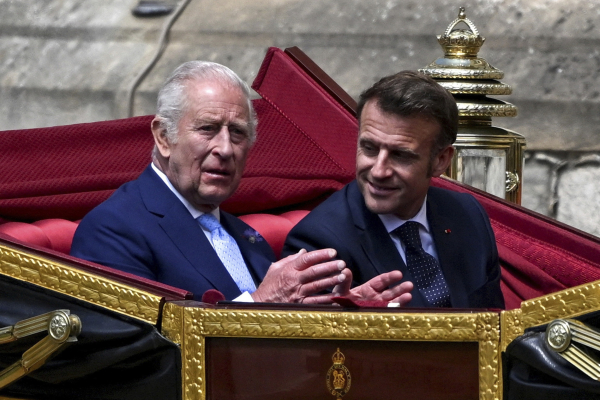 «Θα ήταν σικ»: Το σχόλιο Μακρόν για την ατάκα του βασιλιά Καρόλου στον Τραμπ