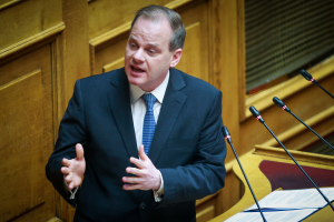 Τέμπη: Η κυβέρνηση και βλέπει και δεν βλέπει πλημμέλημα για τον Κωστα Καραμανλή