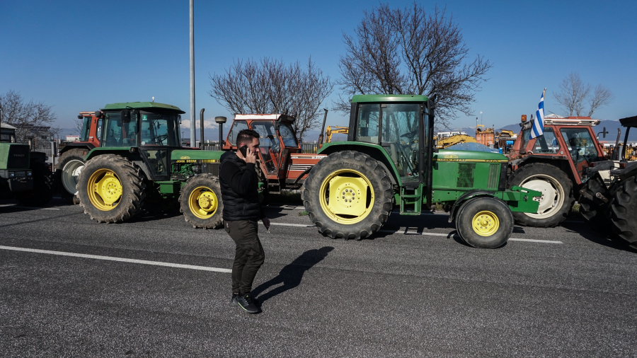 Κάρτα του Αγρότη και από την Τράπεζα Πειραιώς: Ξεκινούν αύριο οι αιτήσεις