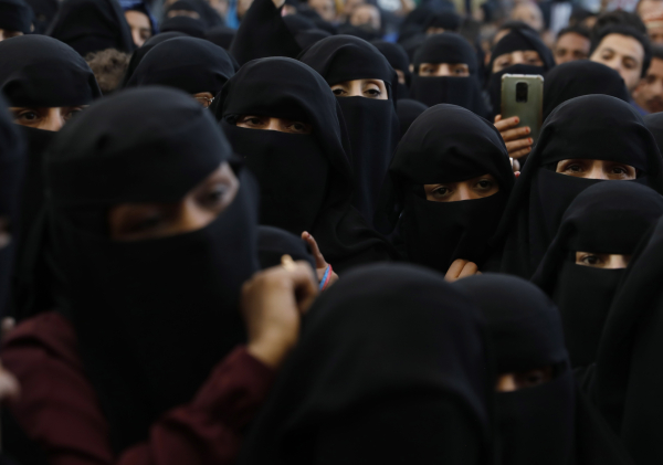 «Ανυποχώρητος» ο Μακρόν στην απαγόρευση της αμπάγιας