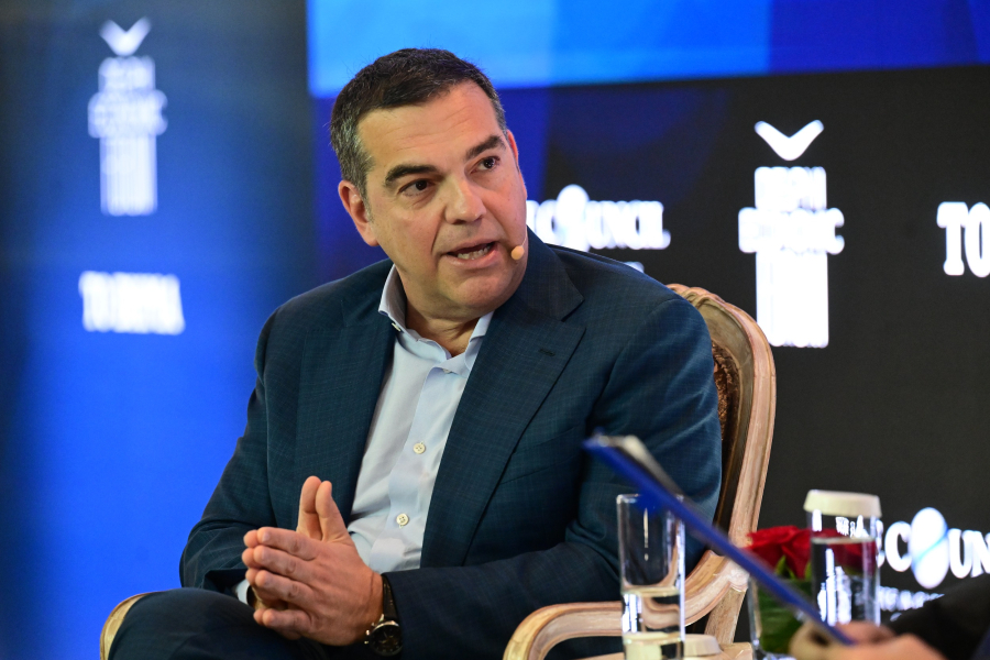 Αλέξης Τσίπρας: Είναι παρών, το φωνάζει και «χτυπάει καμπανάκια»… στον Ανδρουλάκη