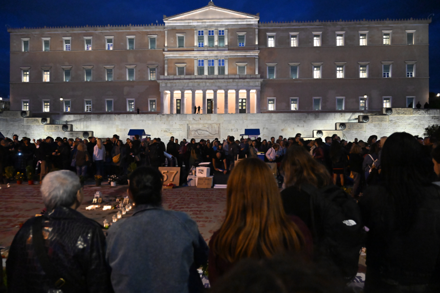 Η μάχη για τις διαδηλώσεις μπροστά στο μνημείο του Αγνώστου Στρατιώτη στο Σύνταγμα