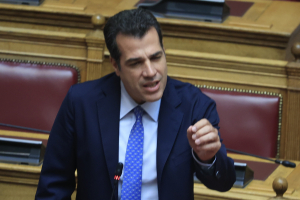 Η σκηνοθεσία Πλεύρη με τον μετανάστη στους Εύζωνες και η νέα απάντηση του υπουργείου