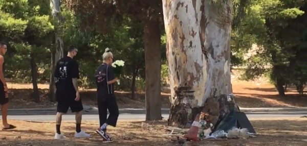 Mad Clip: Συγκλονισμένη η Τάμτα αφήνει λουλούδια στο σημείο που σκοτώθηκε (βίντεο)