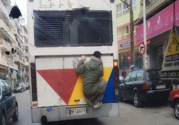 Νεαροί σκαρφαλώνουν στο πίσω μέρος λεωφορείων του ΟΑΣΘ