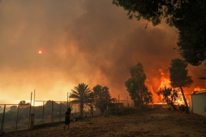 Η πύρινη κόλαση στην Πάτρα, σε ένα βίντεο του Reuters