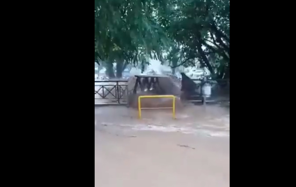 Κακοκαιρία Daniel: Πεζογέφυρα διαλύεται από τα ορμητικά νερά στον Βόλο