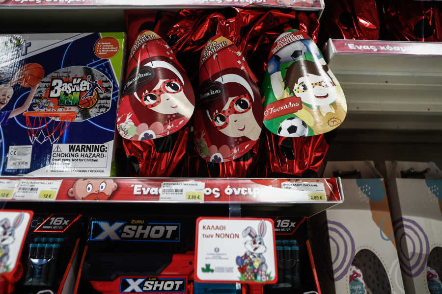 Το «καλάθι του νονού» μόνο στα χαρτιά: Λαμπάδες και παιχνίδια απλησίαστα για το Πάσχα