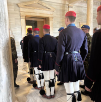 Επεισόδια στο Σύνταγμα: Εύζωνες και πολίτες βρήκαν «καταφύγιο» μέσα στη Βουλή (Εικόνες)