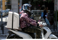 Σοκαριστικό περιστατικό: Παρέδωσε τον καφέ και αμέσως άρχισε να γδύνεται μπροστά στην πελάτισσα