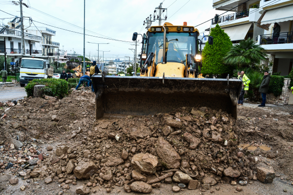 Η λάμψη της Γλυφάδας βυθίστηκε στις λάσπες - Απροστάτευτη η Αθηναΐκή Ριβιέρα στην κακοκαιρία