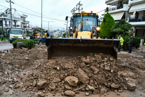 Η λάμψη της Γλυφάδας βυθίστηκε στις λάσπες - Απροστάτευτη η Αθηναΐκή Ριβιέρα στην κακοκαιρία