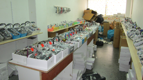 Το 15% των Ελλήνων αγοράζουν εν γνώσει τους «μαϊμού» προϊόντα, πόσοι βλέπουν αγώνες «πειρατικά»