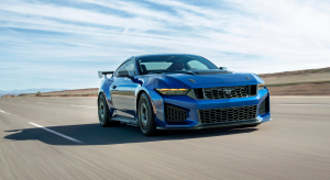 Mustang Dark Horse SC: Γεννημένη στην πίστα, αγωνιστική καρδιά και καθαρό πάθος