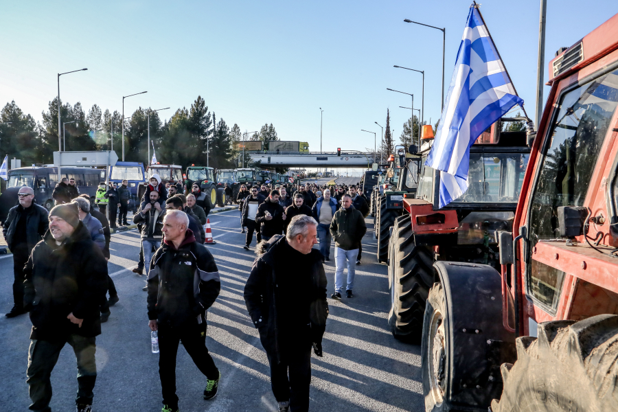 Καρδίτσα: Μπλόκα και στους κεντρικούς δρόμους της πόλης στήνουν οι αγρότες