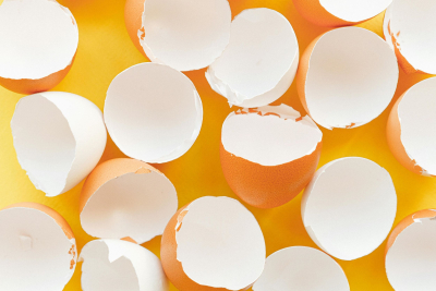 Ο τρόπος για να ξεφλουδίσετε εύκολα τα βραστά αυγά