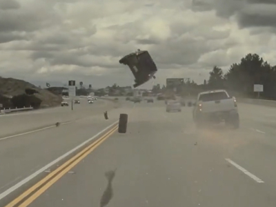 Σοκαριστικό βίντεο: Αυτοκίνητο χτυπά λάστιχο και εκτοξεύεται στον αέρα