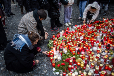 Νέο βίντεο με τον 24χρονο μακελάρη στην Πράγα, ρίχνει πυροβολισμούς και ουρλιάζει