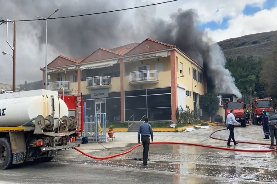Φωτιά στη Λήμνο: Καταστράφηκε αντιπροσωπεία αυτοκινήτων - Τρεις άνθρωποι στο νοσοκομείο