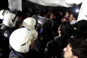 Πρόσφυγες στην Ειδομένη «εκλιπαρούν» την Μέρκελ να ανοίξει τα σύνορα