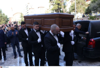 Πλήθος κόσμου στο λαϊκό προσκύνημα για τον Bασίλη Καρρά - Απ' το Βορρά μέχρι τον Νότο όλοι εκεί για να τον τιμήσουν